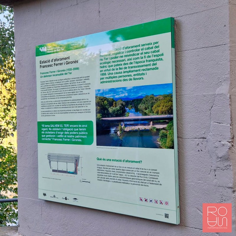 Cartellera d'informació a paret amb placa i contraplaca